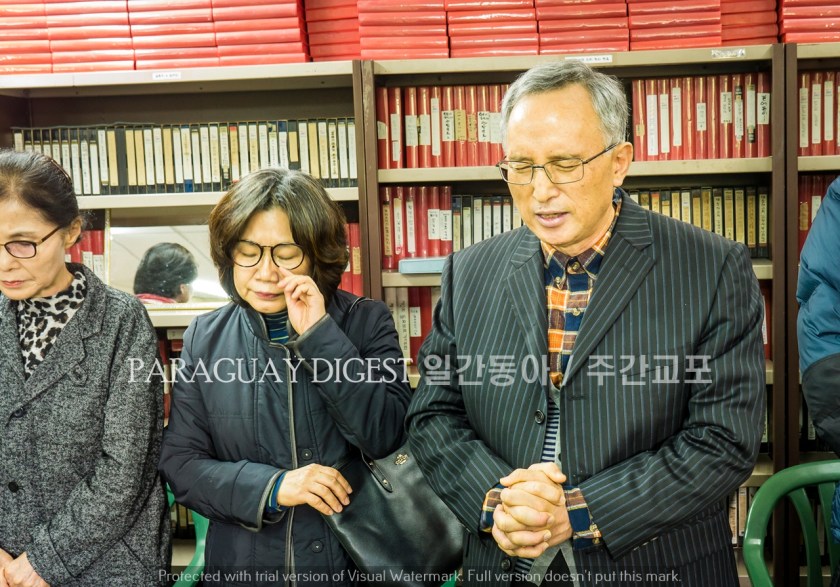 3-0축도를 하는 배안호 선교사(선교학 교수)는 기도