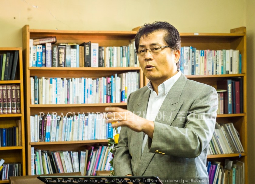 4사진전 진행을 돕고있는 임광수 한인회 고문