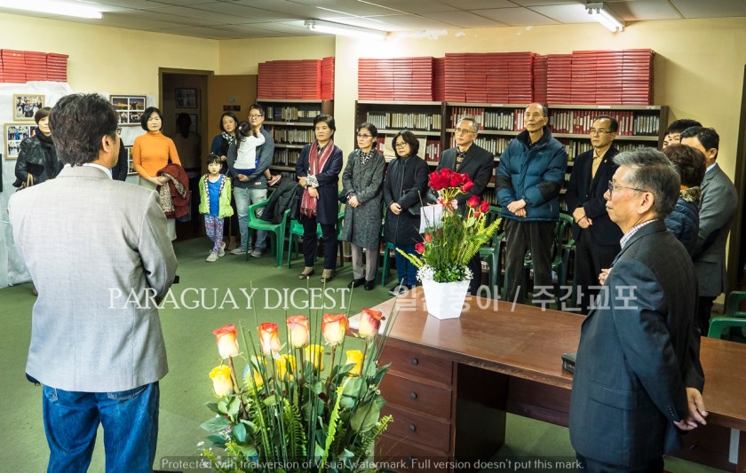 5전시장 안내 설명을 듣고있는 참석자들