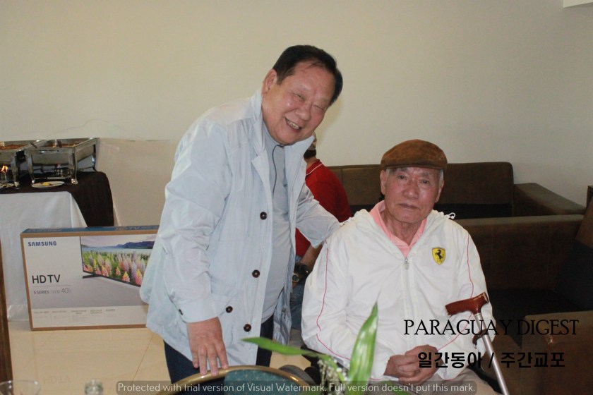 22행사장에서 반가운 만남을 갖는 윤광수 님과 경희대 강동병원 김정길 고문